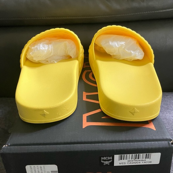 MCM Vibrant Yellow Slides - Picture 4 of 8